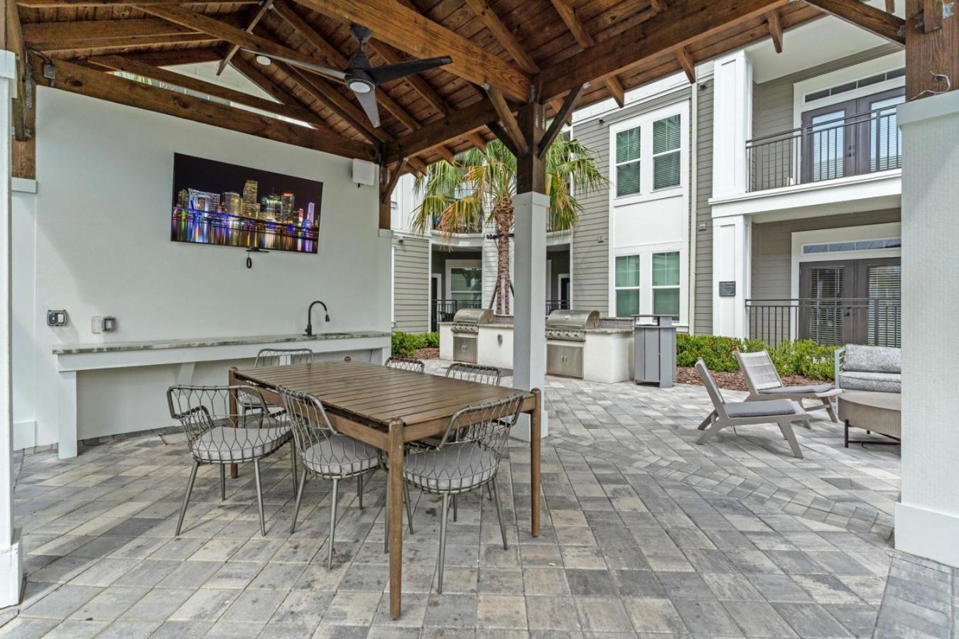 Sunny 2-Bed Oasis Pool And Gym In Apollo Beach Extérieur photo